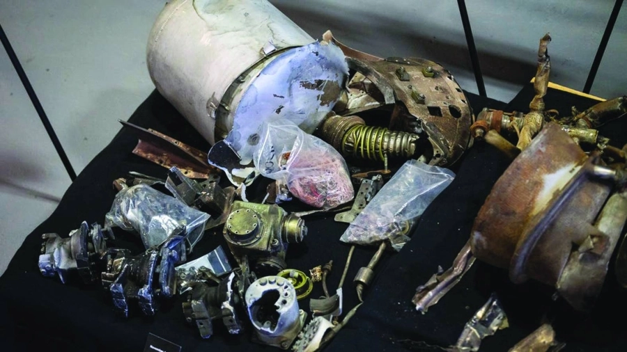 مخلفات الصاروخ الباليستي الحوثي              (مكة)