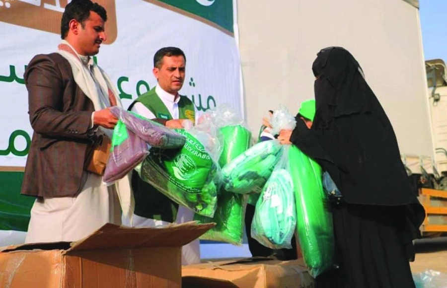 يمنية تتسلم ملابس الشتاء                   (واس)