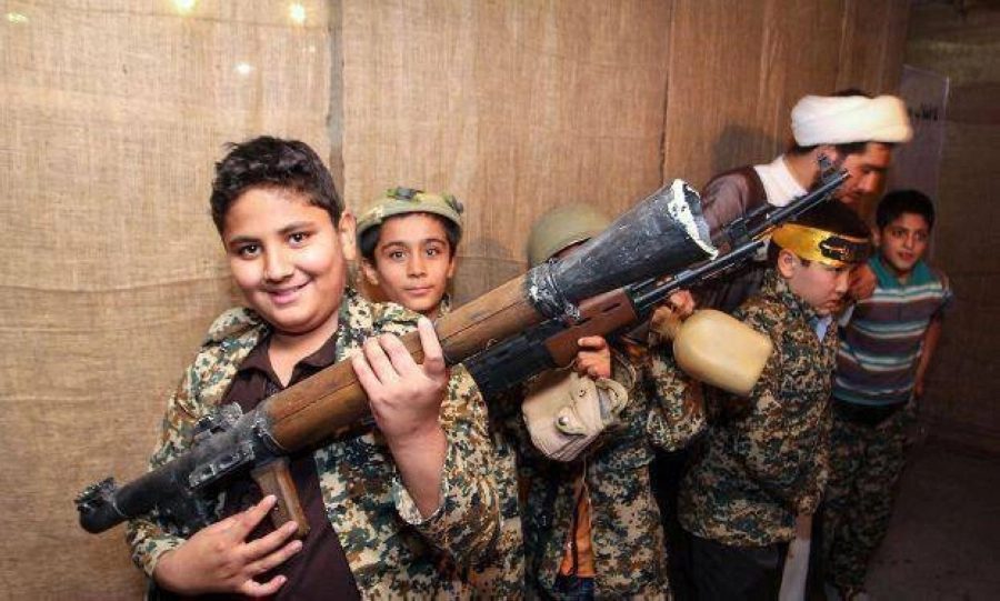 طفل سوري لم يتجاوز الخامسة عشرة يحمل السلاح                       (مكة)