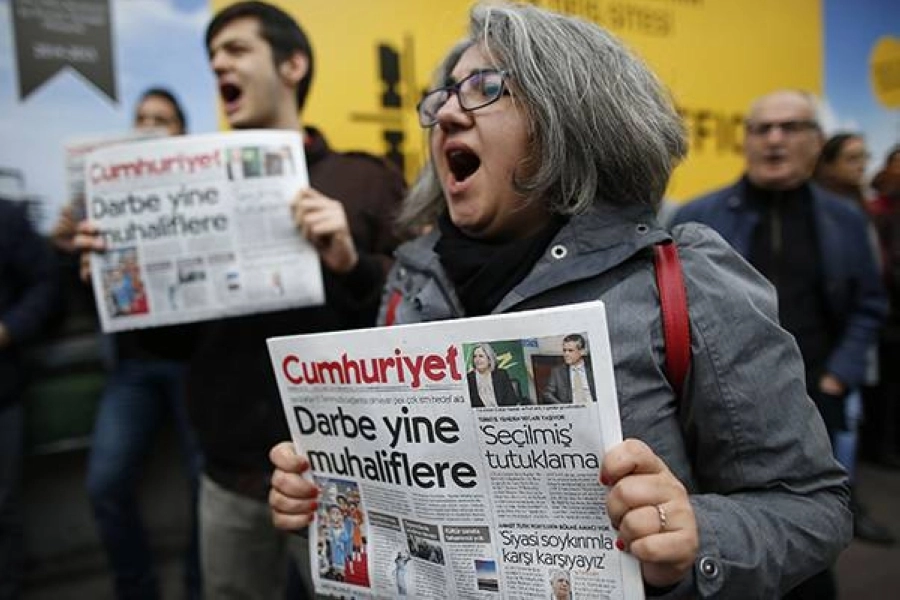 






تظاهرة ضد إردوغان