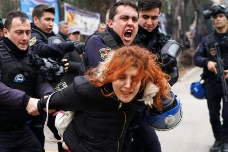 






الشرطة التركية تستخدم العنف ضد الأتراك         (مكة)