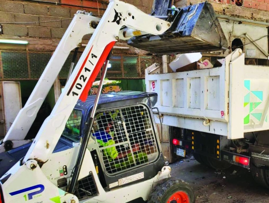 فرق البلدية خلال مصادرة الخضراوات           (مكة)