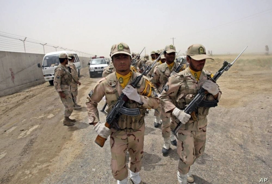 عناصر مسلحة تترصد الحرس الثوري        (مكة)