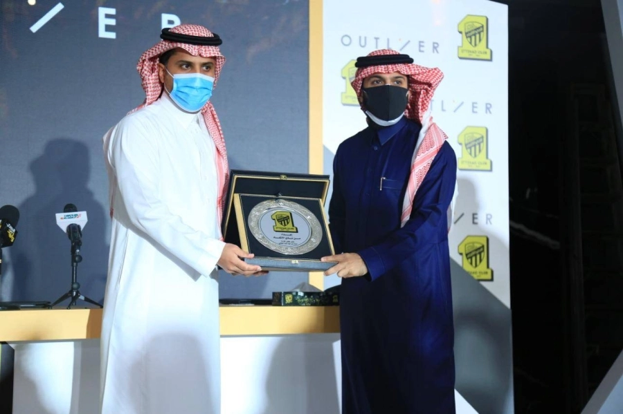 ‏OUTLIER الراعي الذهبي لقميص نادي الاتحاد السعودي