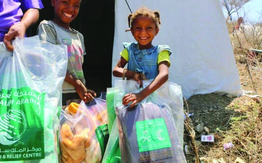 طفلة يمنية مبتهجة بالملابس الشتوية           (واس)