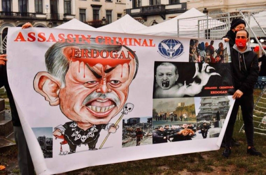 






لوحة في شوارع نيويورك لوقف إردوغان                     (مكة)