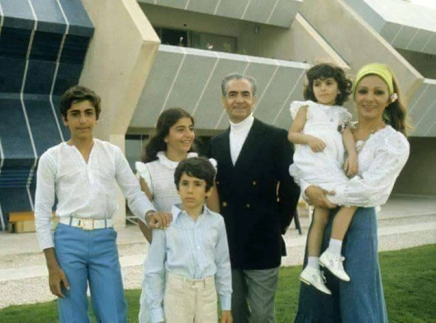 وريث العرش صغيرا مع والده شاه إيران وأسرته (مكة)