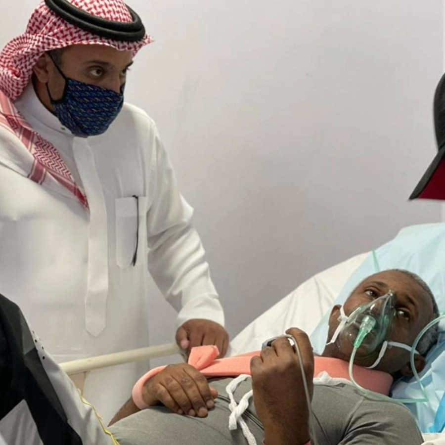 خالد بن سلطان يتفقد المتسابقين المصابين