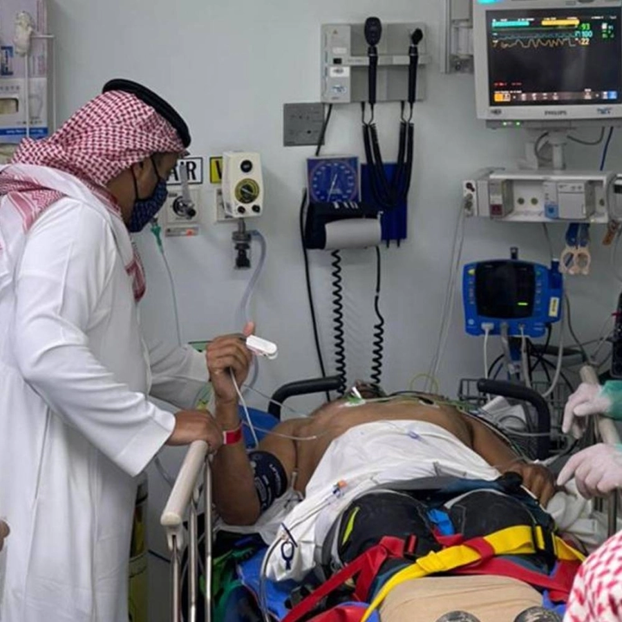 خالد بن سلطان يتفقد المتسابقين المصابين