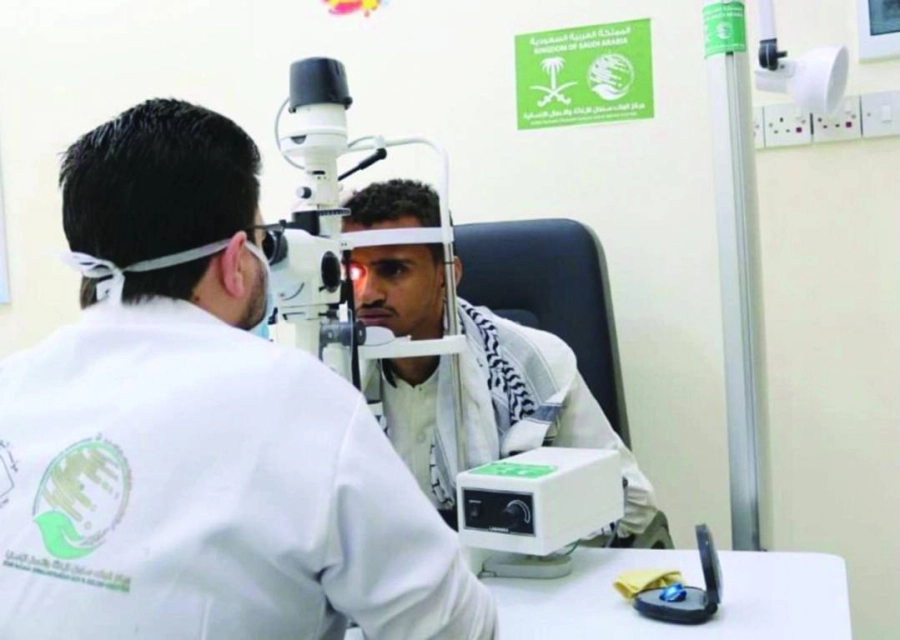 مريض يراجع طبيب العيون (واس)