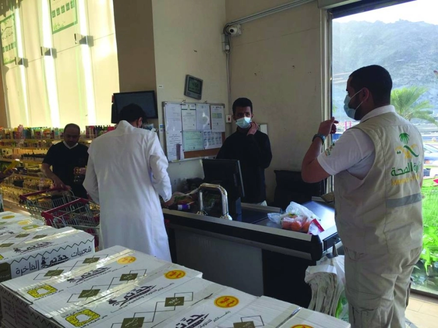 ⁧⁩حملات تفتيشية لمتابعة التزام المحلات التجارية بتطبيق الإجراءات الاحترازية (مكة)