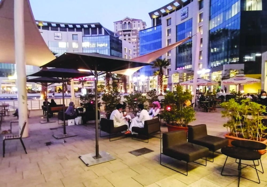 






عدد من مرتادي أحد المراكز الترفيهية في جدة أمس                                                                      (أنس الحارثي)