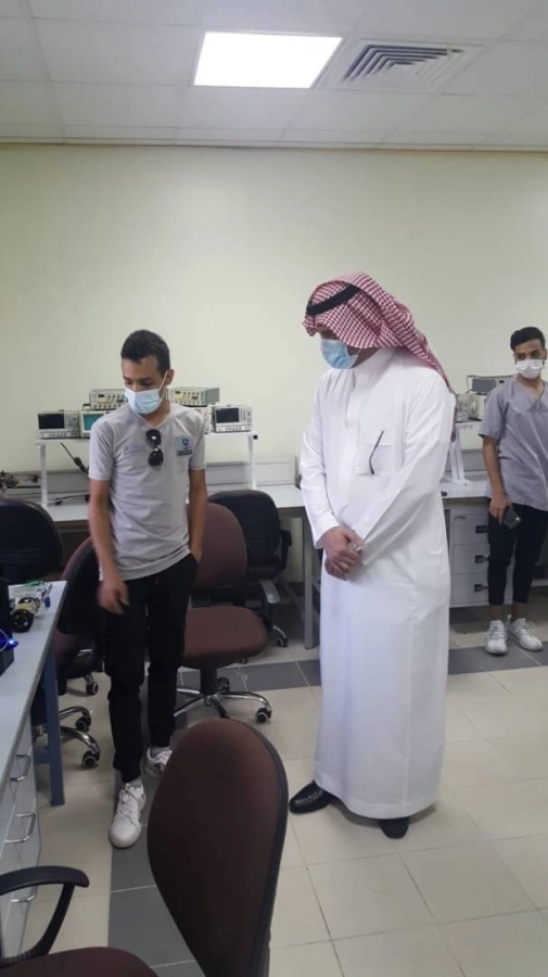 نائب المحافظ المساعد للكليات التقنية يلتقي المدربين والمتدربين بتقنية الطائف