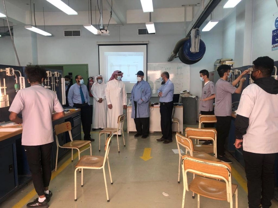 نائب المحافظ المساعد للكليات التقنية يلتقي المدربين والمتدربين بتقنية الطائف