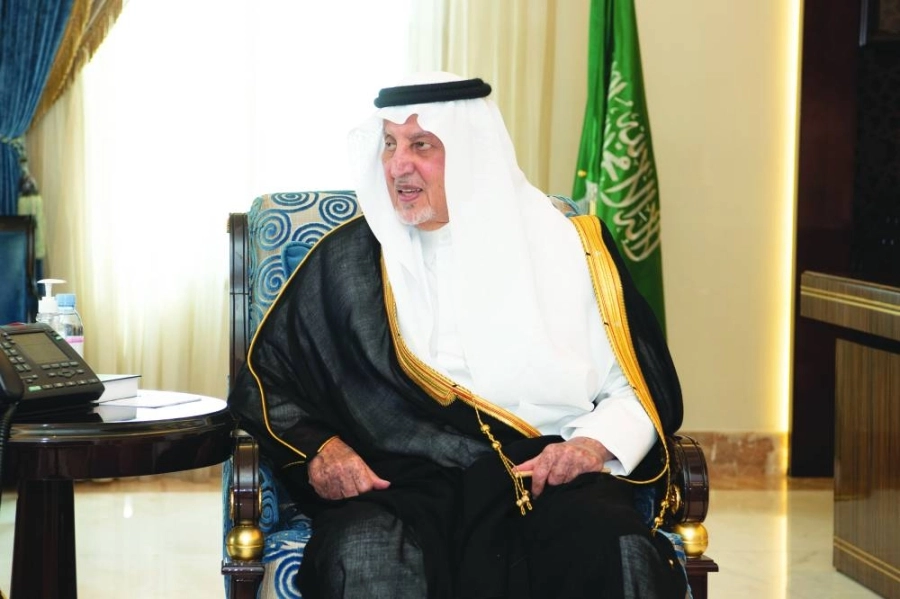 



خالد الفيصل لدى استقباله عبدالإله بن مشيط              (مكة)