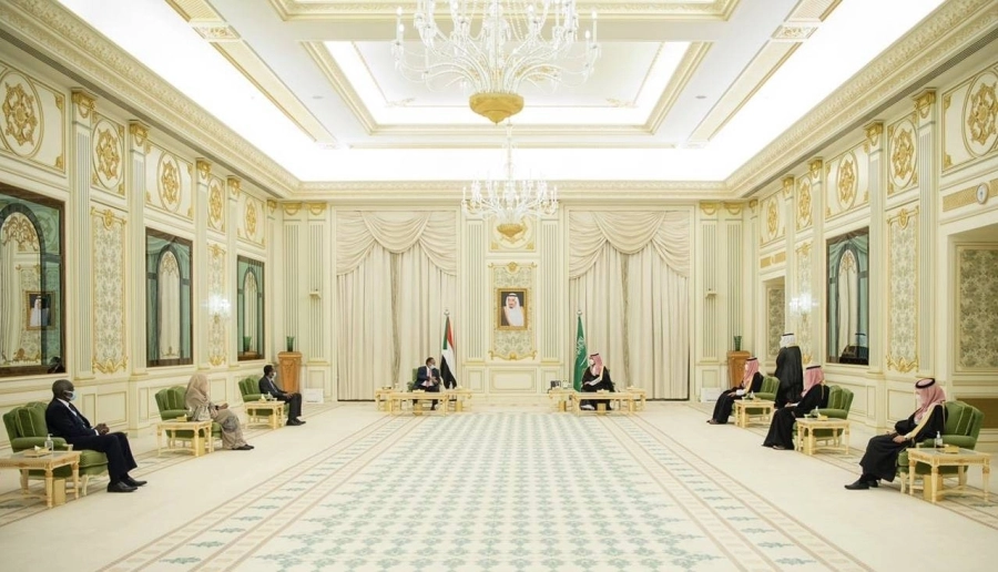 ولي العهد يستعرض مع رئيس الوزراء السوداني العلاقات الثنائية وسبل تطويرها (واس)