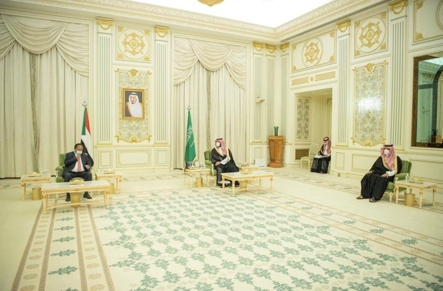 ولي العهد يستعرض مع رئيس الوزراء السوداني العلاقات الثنائية وسبل تطويرها (واس)