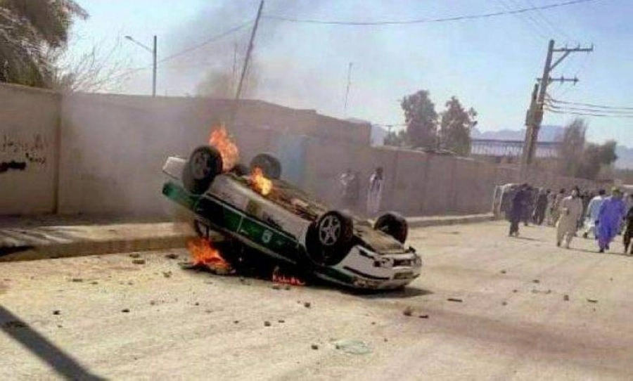 






متظاهرون يحرقون إحدى السيارات