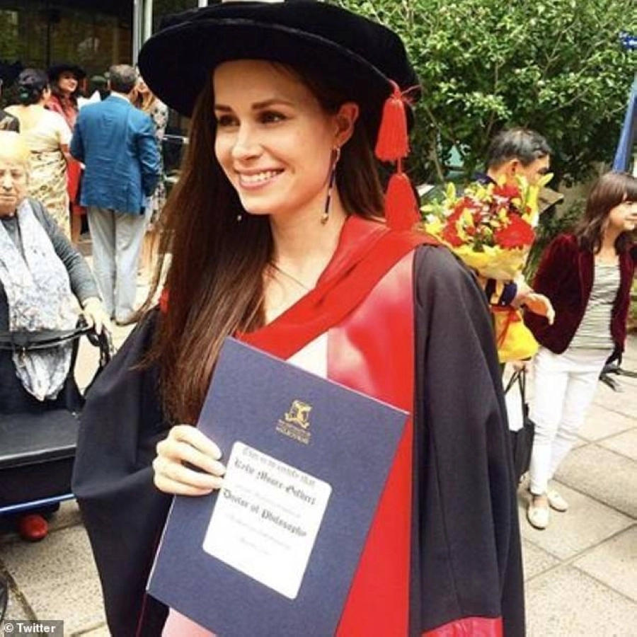 






الباحثة الأسترالية كايلي مور غيلبرت (مكة)