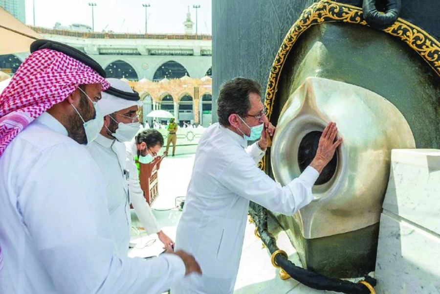 






 من أعمال الصيانة الدورية للحجر الأسود                                                                    (مكة)