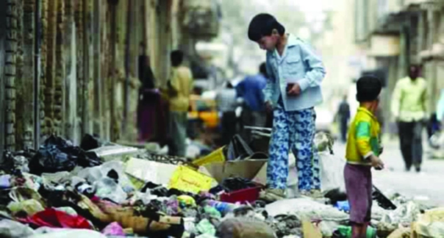 






أطفال إيرانيون يبحثون عن طعامهم في القمامة                                                                   (مكة)