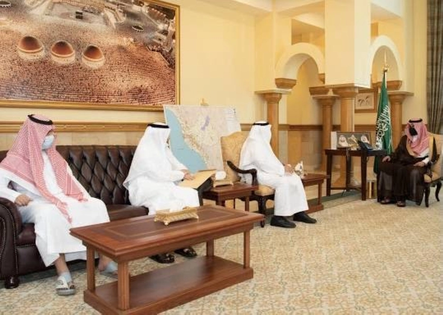 خالد الفيصل ونائبه يستقبلان ذوي محافظ تربة في جدة