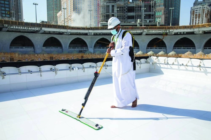جانب من أعمال تعقيم وتطهير المسجد الحرام                (مكة)