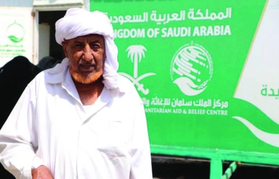 مسن يستعد لدخول العيادة  (واس)