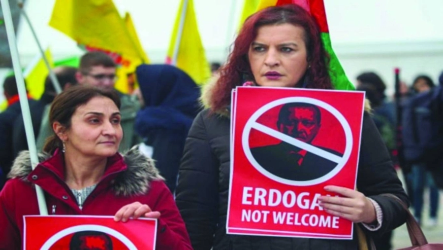 أوروبيون يحتجون على إردوغان                                                     (مكة)