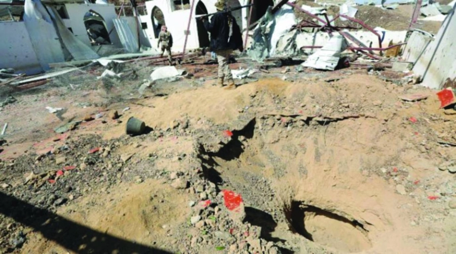 أحد الآثار التخريبية لصاروخ حوثي إرهابي                      (مكة)