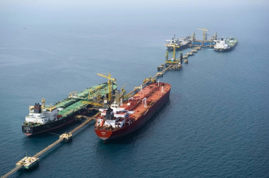 






تحميل الناقلات في أحد موانئ التصدير التابعة لأرامكو السعودية (مكة)