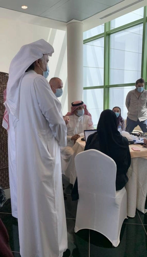 جان مارك خلال جولته في ورش العمل (مكة)