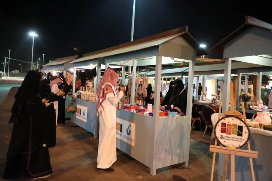 من الإقبال الواسع على مهرجان «البن الثامن في جبال منطقة جازان»، الذي تستضيفه محافظة الدائر بني مالك، حيث يعد «بن جازان» من أجود منتجات البن عالميا، وفقا للدراسات والبحوث العلمية.
