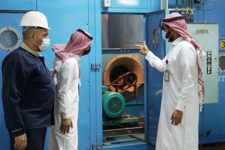 






مهندسو الرئاسة في إحدى محطات التبريد          (مكة)