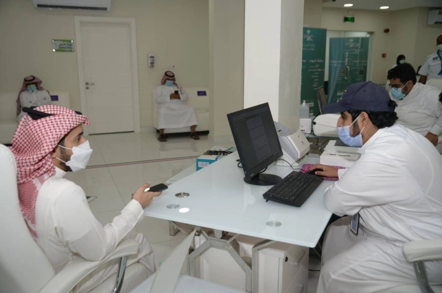 



مواطن يتلقى اللقاح بالعاصمة المقدسة                        (مكة)