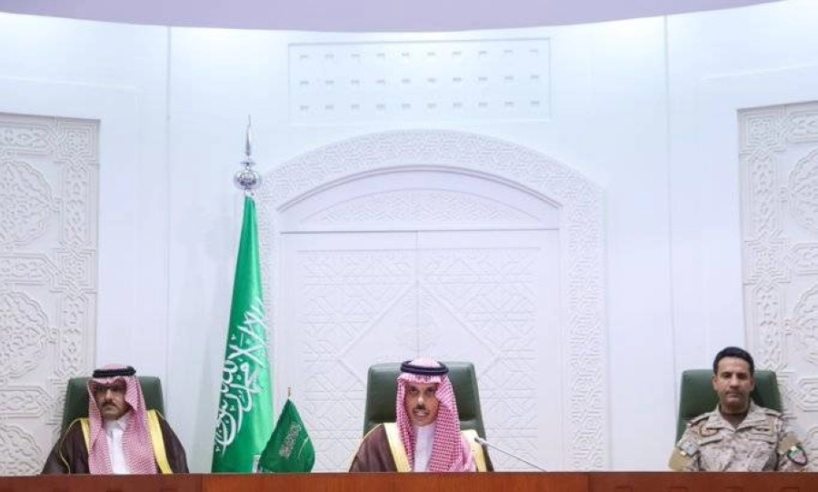 



وزير الخارجية لدى إعلان المبادرة السعودية                (إعلامي الخارجية)