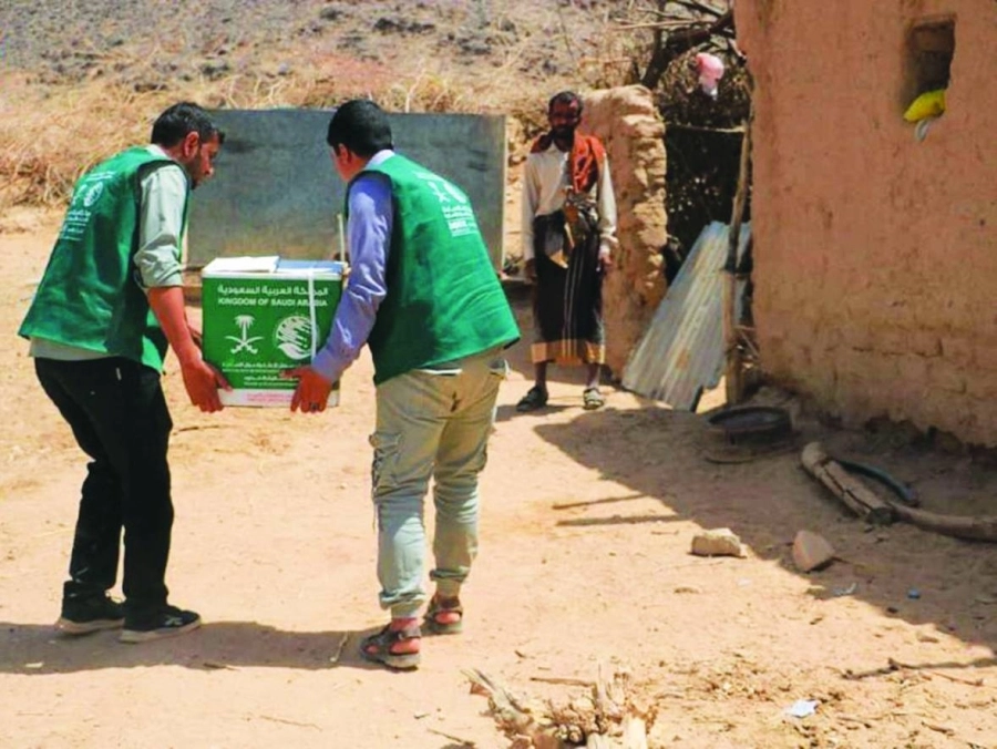 



متطوعان ينقلان سلة لإحدى الأسر                         (واس)