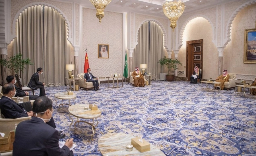 ولي العهد يجتمع مع وزير خارجية جمهورية الصين الشعبية (واس)