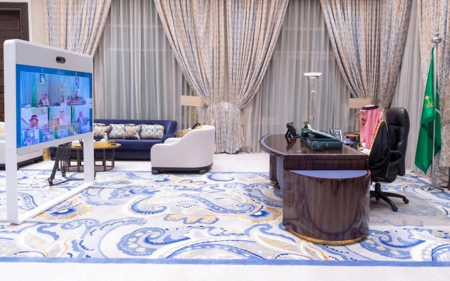 الملك سلمان لدى ترؤسه جلسة مجلس الوزراء عبر الاتصال المرئي أمس الأول (واس) 