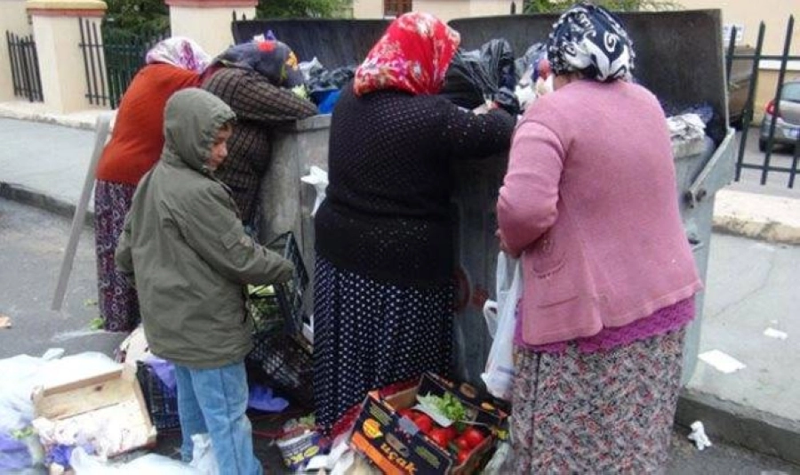 






أتراك يبحثون عن طعامهم في القمامة                                       (مكة)