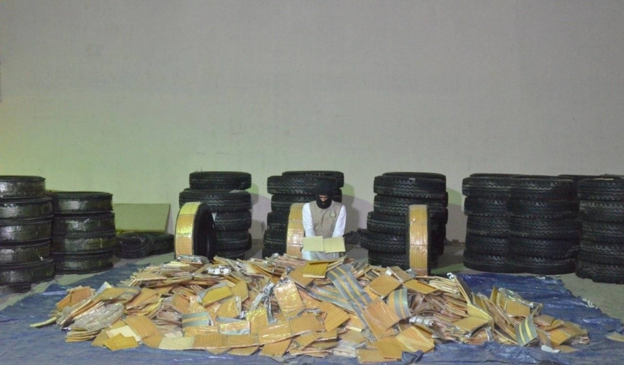إحباط تهريب 10.9 ملايين قرص إمفيتامين مخفية داخل شحنة إطارات