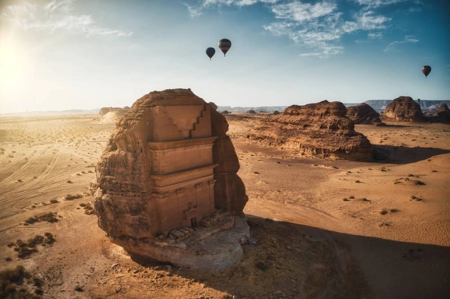 






منطاد العلا يزور حجر                    (مكة)