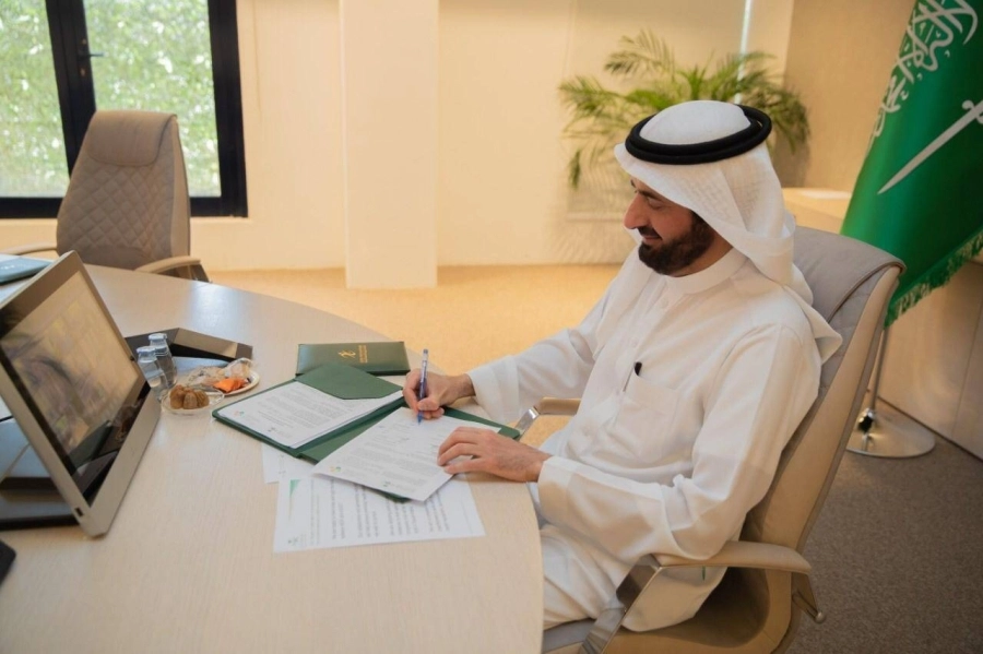 جانب من حفل التوقيع (الدكتور توفيق الربيعة) وزير الصحة