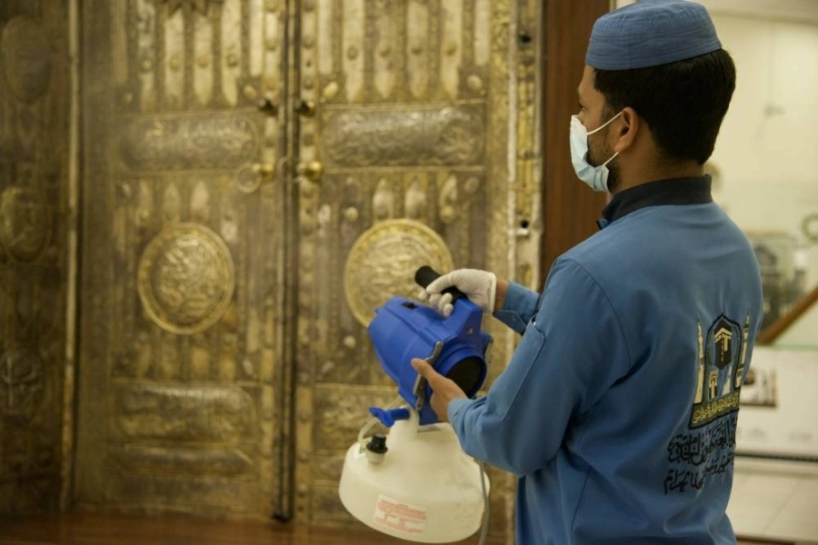 من أعمال الصيانة داخل المسجد الحرام (مكة) 