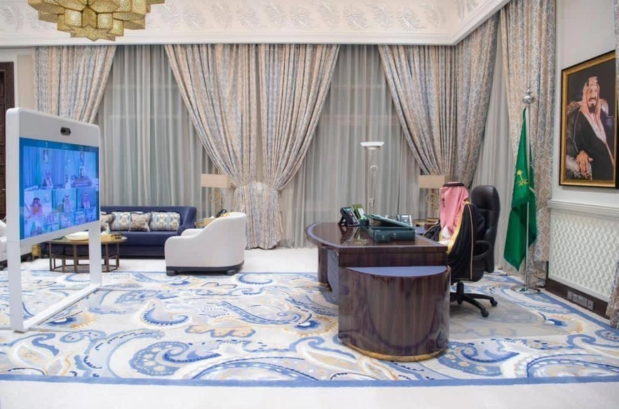 خادم الحرمين لدى ترؤسه جلسة مجلس الوزراء عبر الاتصال المرئي  (واس)