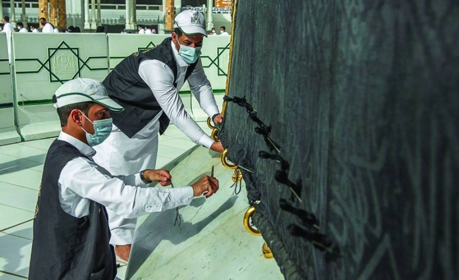 جانب من أعمال الصيانة الموسمية لكسوة الكعبة المشرفة           (مكة)