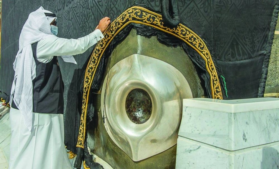 جانب من أعمال الصيانة الموسمية لكسوة الكعبة المشرفة           (مكة)