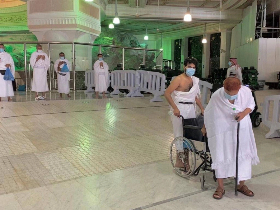 






معتمر يستفيد من عربة عادية                        (مكة)