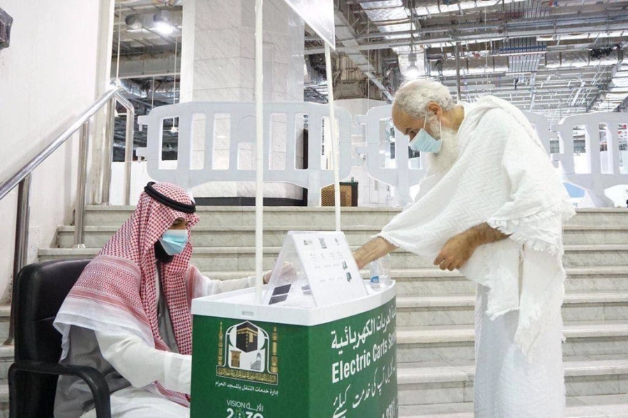 أحد المعتمرين يستفيد من الخدمات المقدمة (مكة)