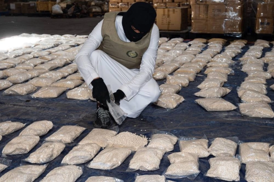 






المخدرات المضبوطة داخل شحنة تفاح بميناء جدة    (مكة)